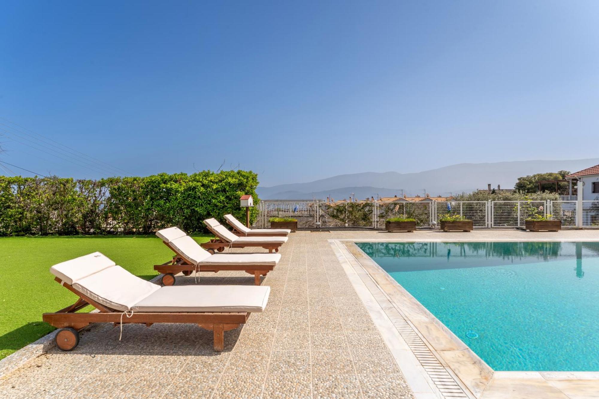 Villa The House Of Gratitude - Poolside Retreat Loutra Elenis Exterior foto