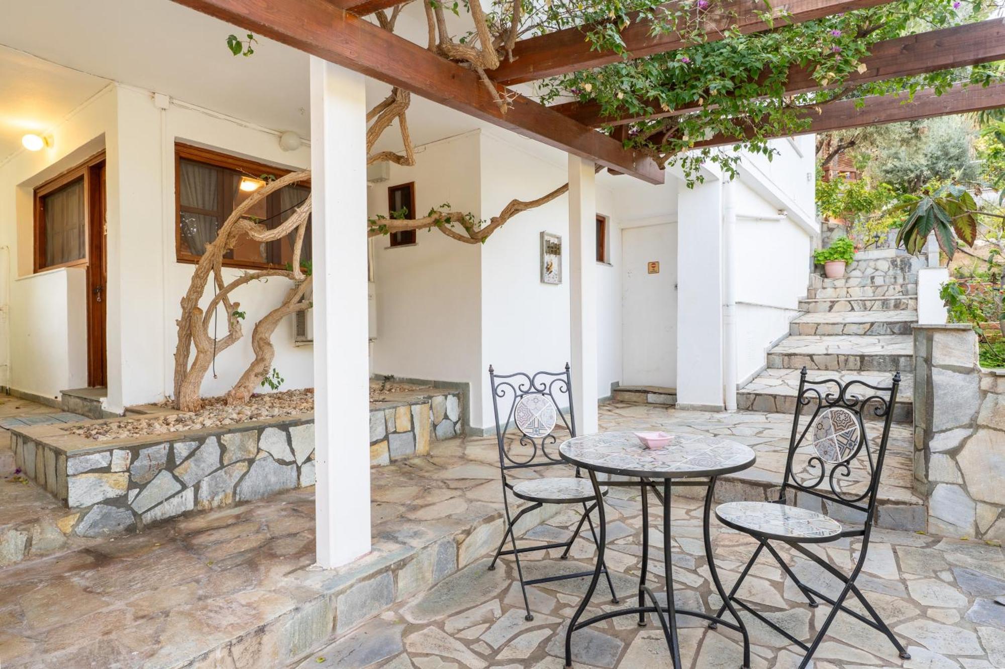 Villa The House Of Gratitude - Poolside Retreat Loutra Elenis Exterior foto